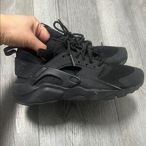 Nike Air Huarache kids Run Ultra Gs athletic shoes . Size 4Y